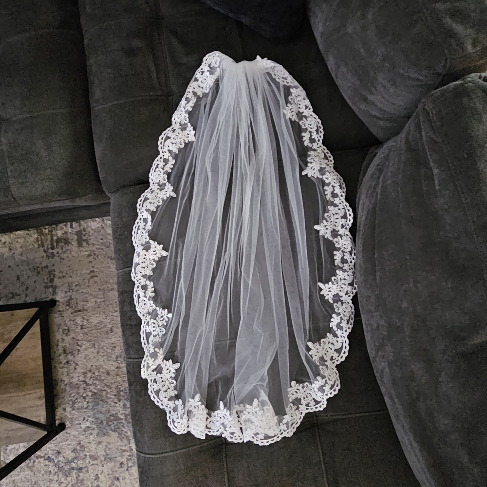 Elegant White Lace Bridal Veil - NEW